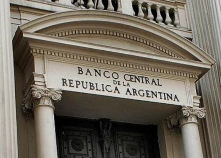 Doble jugada del Banco Central: lanzó el “dólar sojero” y aceleró la devaluación del peso