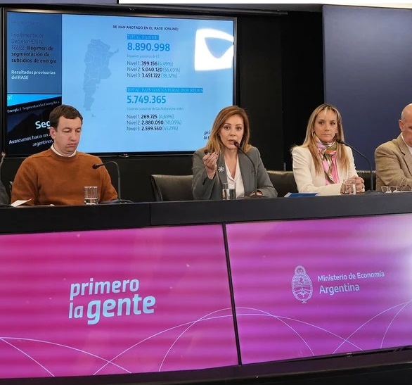 Dólar: quienes reciban subsidios a las tarifas no podrán comprar ningún tipo de dólar en el mercado oficial