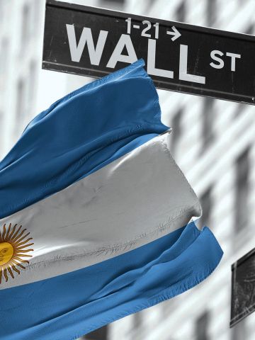 Acciones cierran el mes con subas de hasta 22% pero analistas abren el paraguas: ¿momento de apostar al dólar?